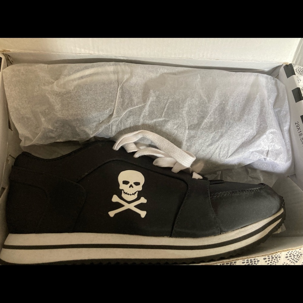 NIB Charla Tedrick Sneakers size 8